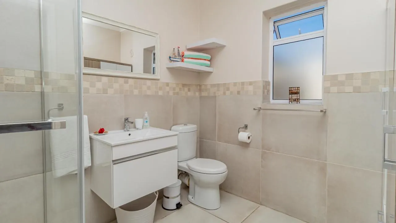 Guest house Sea Breeze Hotel Bloubergstrand